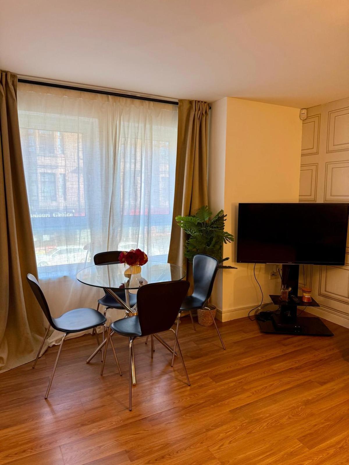 2 Bedroom Near Centre, Celtic Park And Emirates Arena *